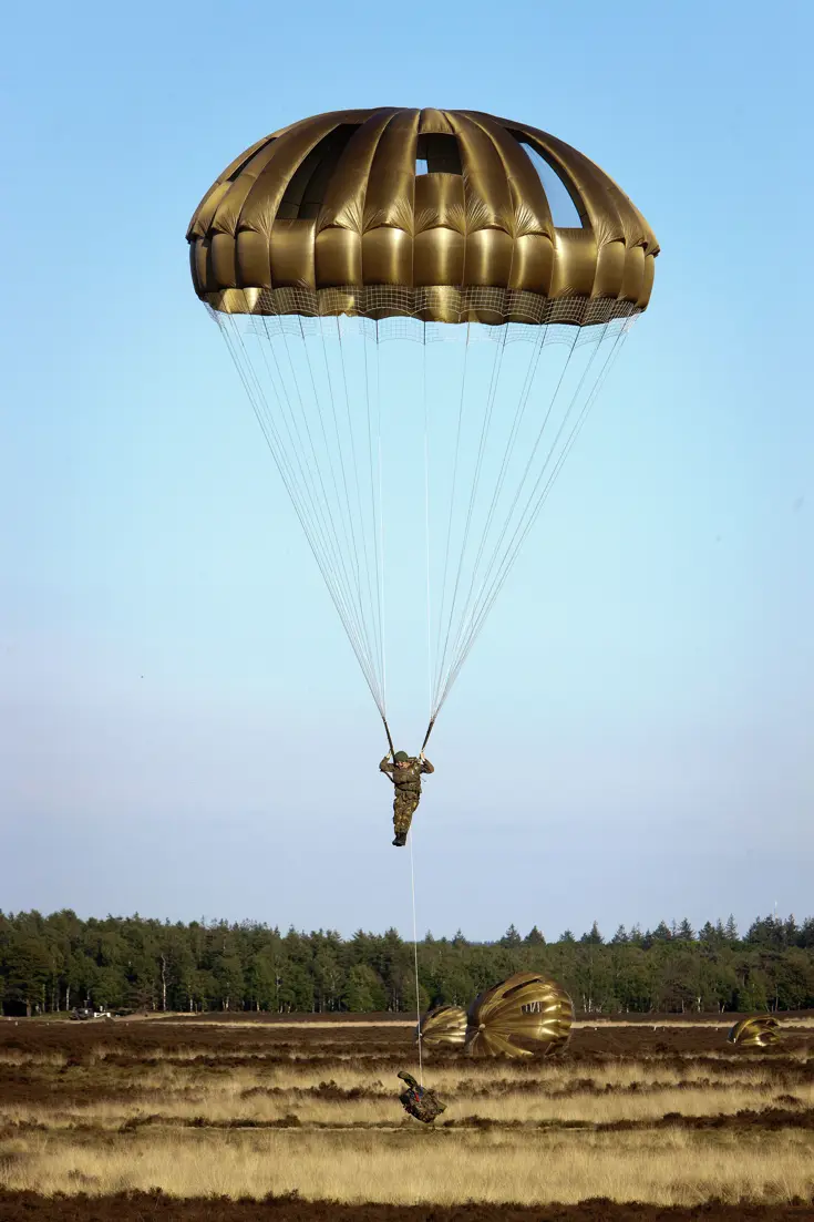 Paradrop van luchtmobiele infanteristen.
