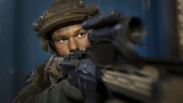 Militair met wapen.