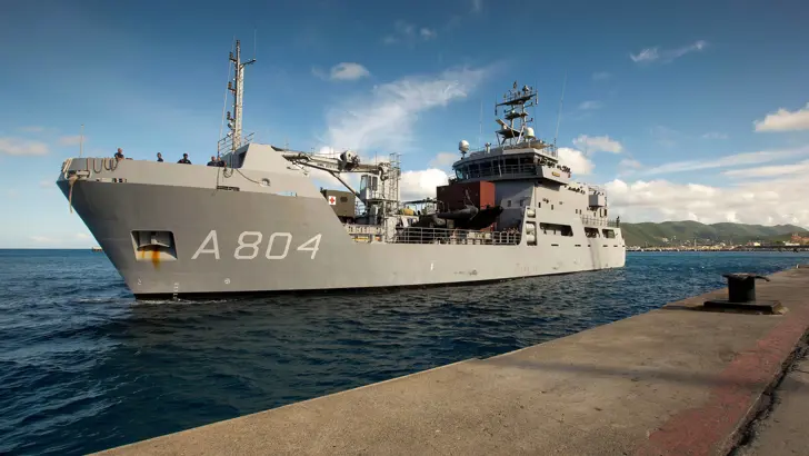 Zr.Ms. Pelikaan in haven Philipsburg, St. Maarten.