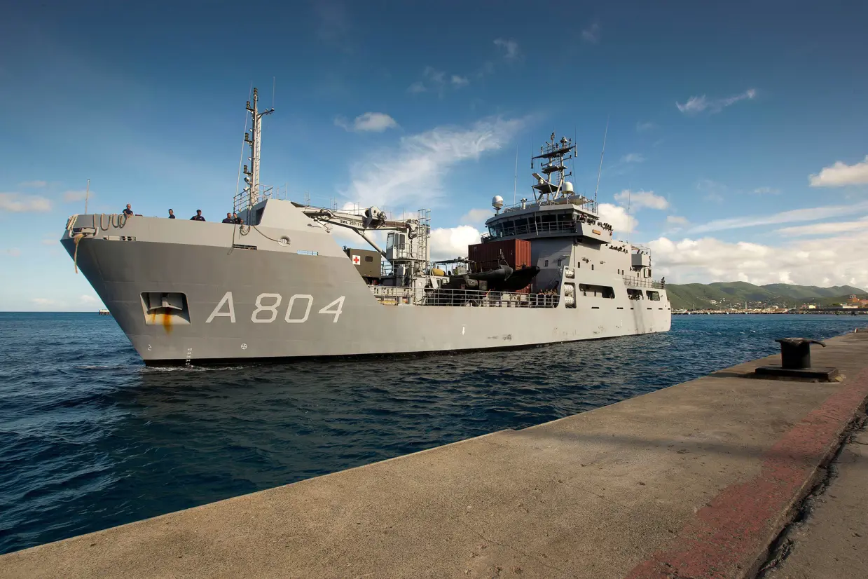 Zr.Ms. Pelikaan in haven Philipsburg, St. Maarten.