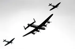 3 bommenwerpers  in de lucht.