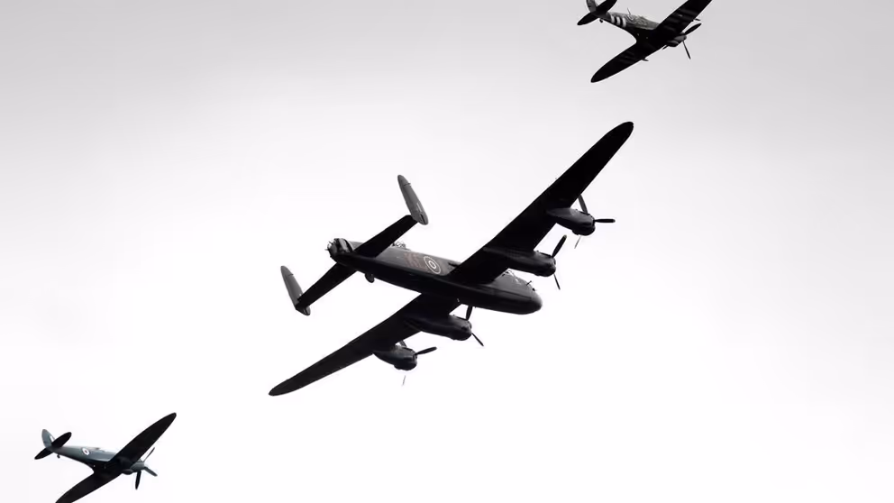 3 bommenwerpers  in de lucht.