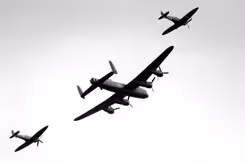 3 bommenwerpers  in de lucht.