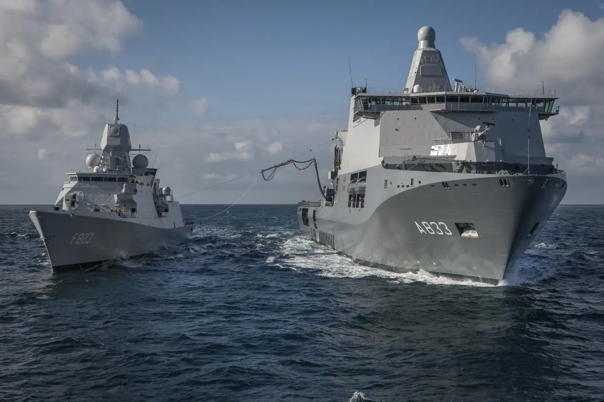 De Karel Doorman bevoorraadt op zee.