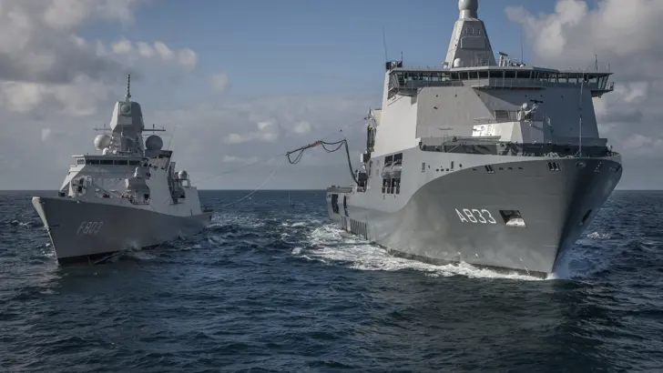 De Karel Doorman bevoorraadt op zee.