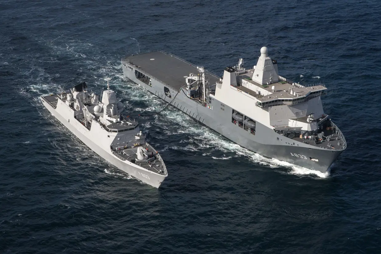 De Karel Doorman bevoorraadt Zr.Ms. Tromp op zee.
