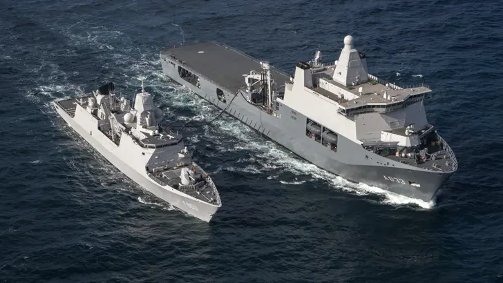 De Karel Doorman bevoorraadt Zr.Ms. Tromp op zee.