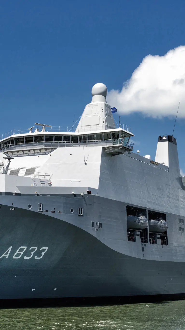 Een marineschip op het water