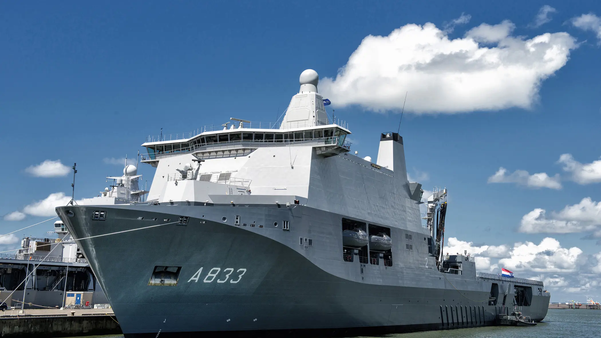 Een marineschip op het water