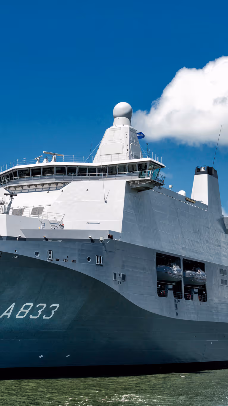 Een marineschip op het water