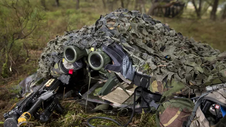Gecamoufleerde militair.