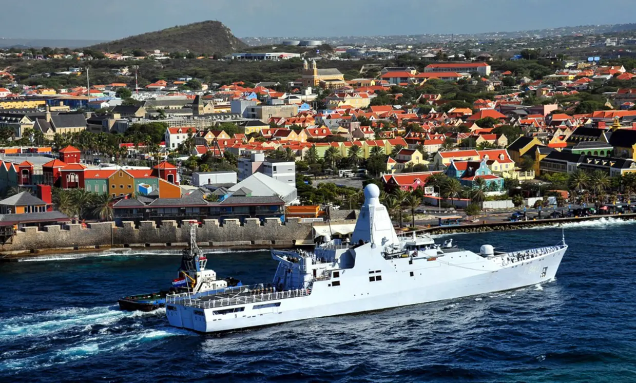 Patrouilleschip Zr.Ms. Holland vaart langs de kade in Curaçao.
