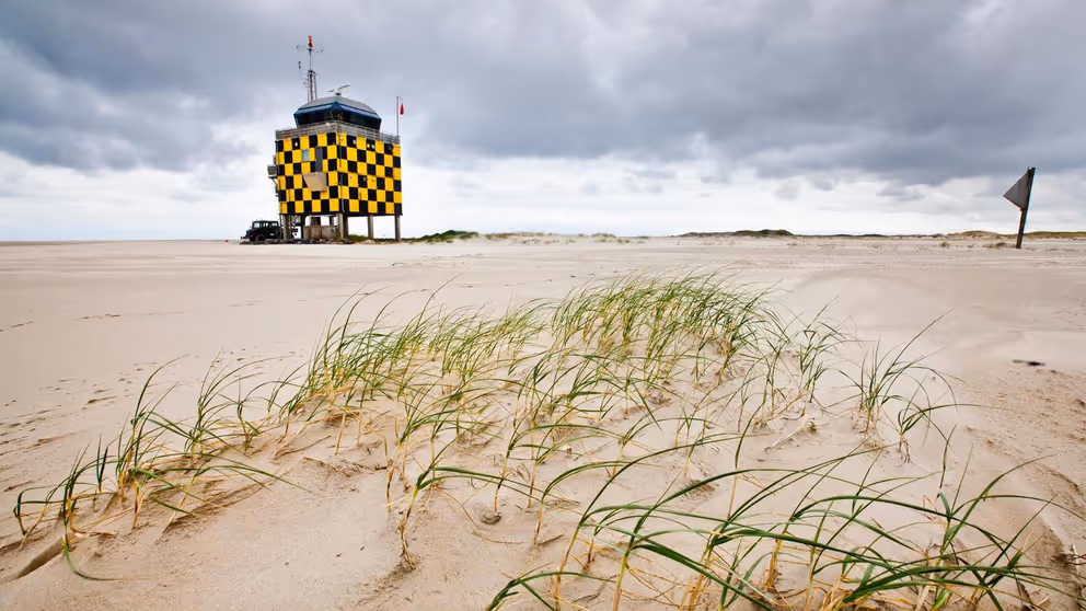 Uitkijkpost op een strand.