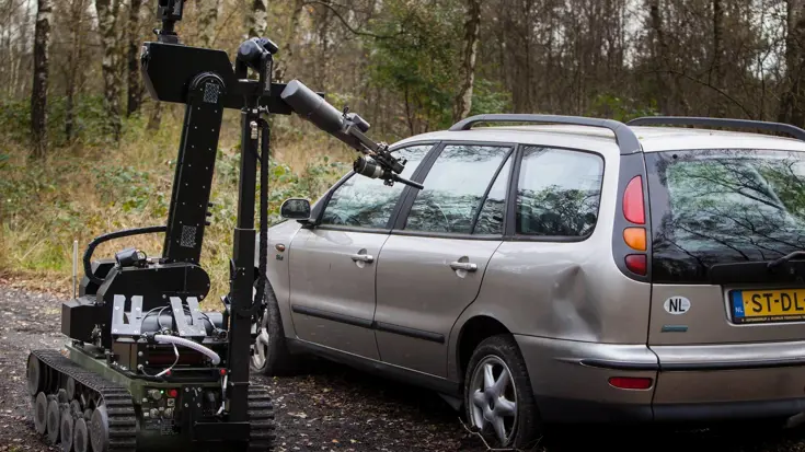 Explosievenrobot tEODor verkent een auto op het oefenterrein in Riel (2014).