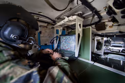 Een militair aan het werk met communicatie-apparatuur.