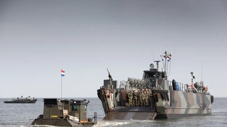 Een Leopard 1-BARV rijdt richting een LCU tijdens oefening Bold Alligator in de Verenigde Staten, 2014.