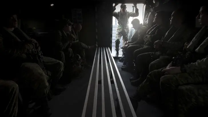 De binnenkant van een LCVP-landingsvaartuig.