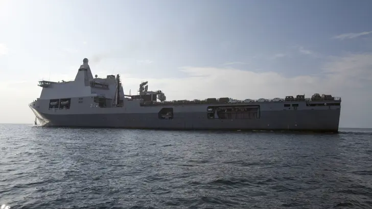 De Karel Doorman ligt voor anker bij de haven van Freetown, Sierra Leone, om goederen te lossen ter ondersteuning van de strijd tegen ebola (18 november 2014).