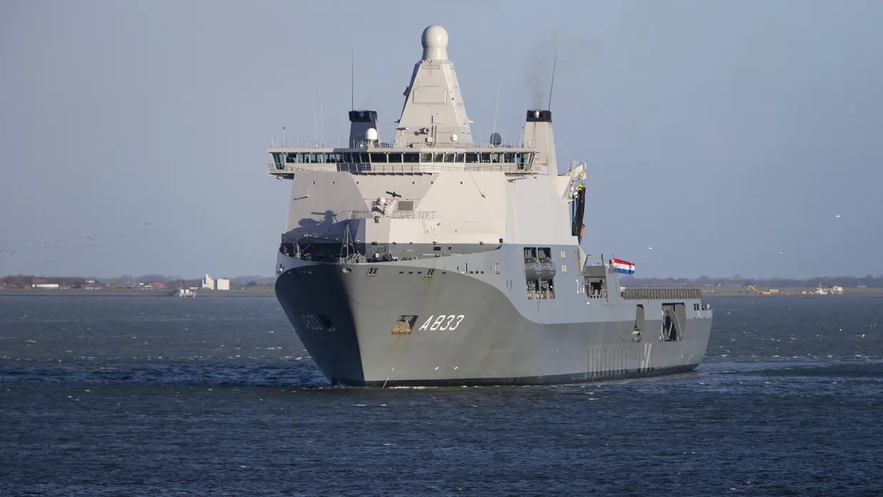 Zr.Ms. Karel Doorman vaart de haven van Den Helder binnen na 3 maanden op missie te zijn geweest voor de Afrikaanse westkust om goederen te leveren ter bestrijding van ebola.
