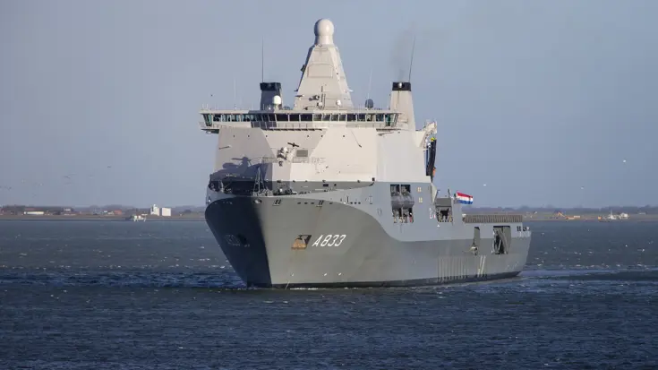 Zr.Ms. Karel Doorman vaart de haven van Den Helder binnen na 3 maanden op missie te zijn geweest voor de Afrikaanse westkust om goederen te leveren ter bestrijding van ebola.