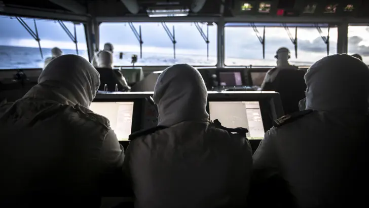 De brug aan boord van Zr.Ms. De Zeven Provinciën tijdens het lanceren van raketten voor de kust van Noorwegen, Northern Archer 2015.