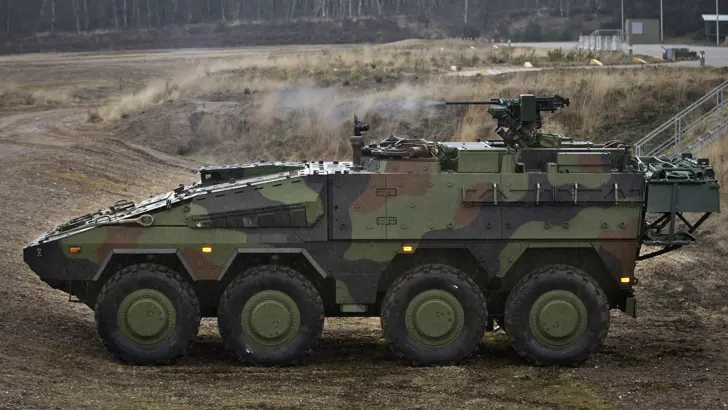 Zijaanzicht Boxer-geniewielvoertuig met remote controlled .50-machinegeweer.