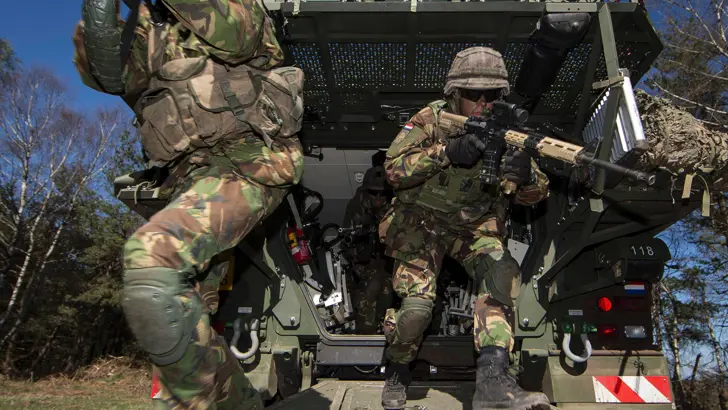 Gewapende militairen.
