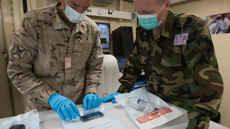 2 militairen onderzoeken verdachte telefoon.