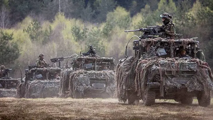 Een kolonne Mercedes Benz-terreinwagens.