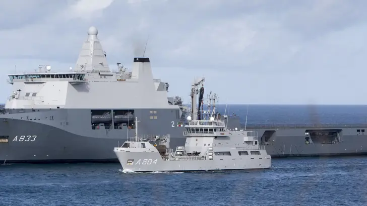 Zr.Ms. Pelikaan en Zr.Ms. Karel Doorman.