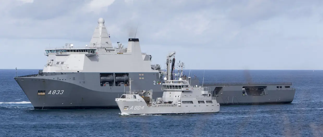 Zr.Ms. Pelikaan en Zr.Ms. Karel Doorman.