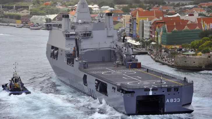 De binnenkomst van Zr.Ms. Karel Doorman in Willemstad, Curaçao (24 juni 2015).