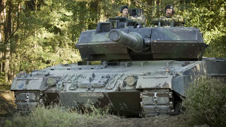 Leopard 2 A6-gevechtstank met 2 bemanningsleden.