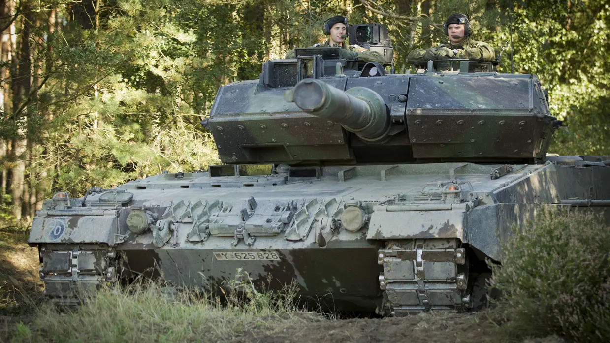 Leopard 2 A6-gevechtstank met 2 bemanningsleden.