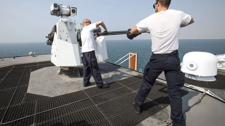2 marinemannen voeren onderhoud aan het Marlin 30mm-wapensysteem.