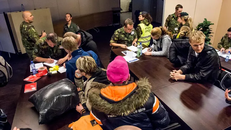 Burgers worden opgevangen op een Defensielocatie.