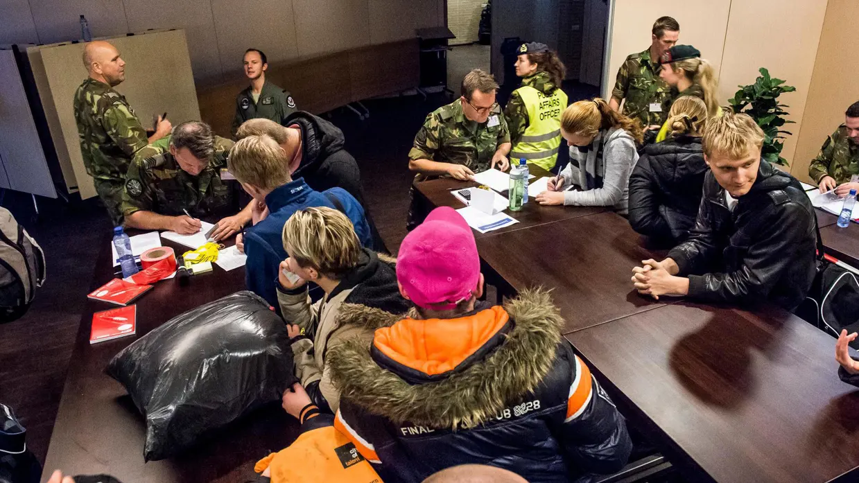Burgers worden opgevangen op een Defensielocatie.