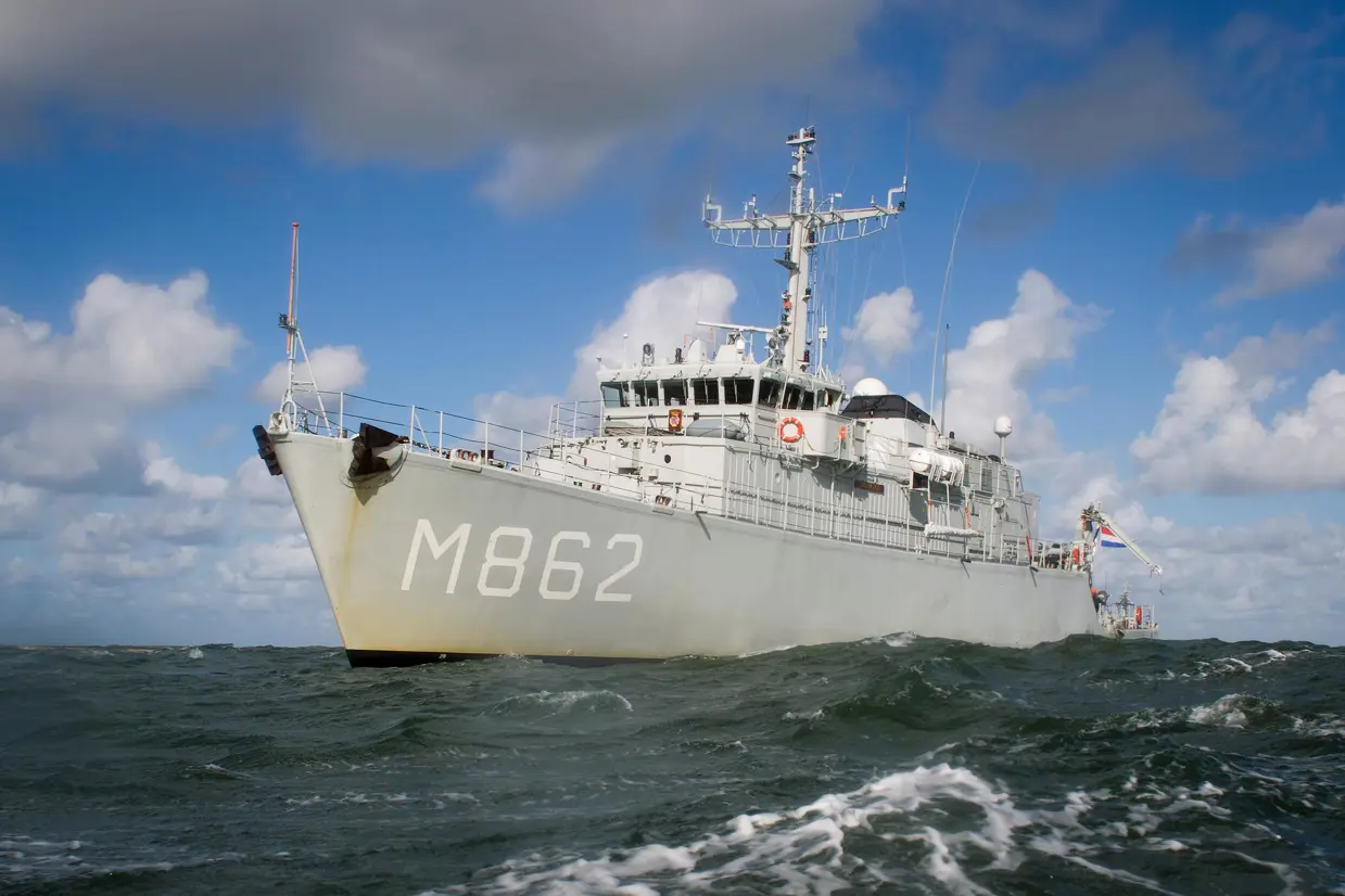 Zr.Ms. Zierikzee met boegnummer M862 op zee.