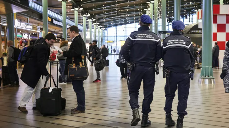 Marechaussees op Schiphol.