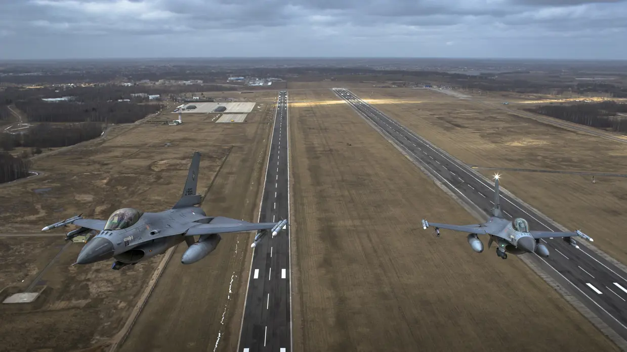 2 F-16's stijgen op.