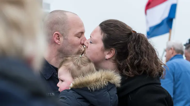 Militair kust vrouw en kind bij vertrek.