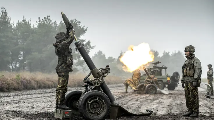Militairen schieten mortieren af.