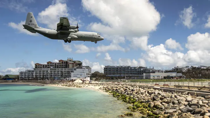 C-13 Hercules vlak voor de landing op Sint Maarten.