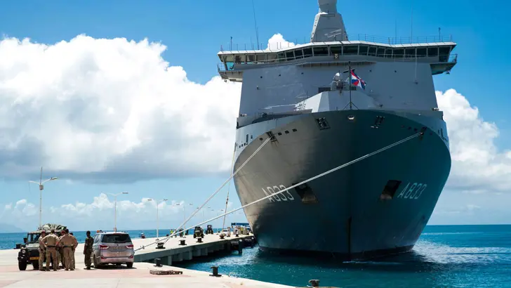 Zr.Ms. Karel Doorman aan de kade in Sint Maarten.