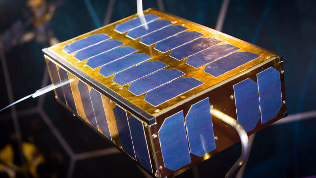 Op beide foto’s is een satelliet in de ruimte te zien. Een wat grotere stuurt een lasterstraal naar de aarde. De wat kleinere heeft een deels gouden behuizing.&nbsp;