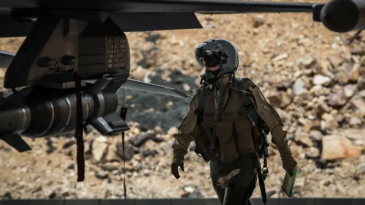 F-16-vlieger loopt langs vleugel van F-16.