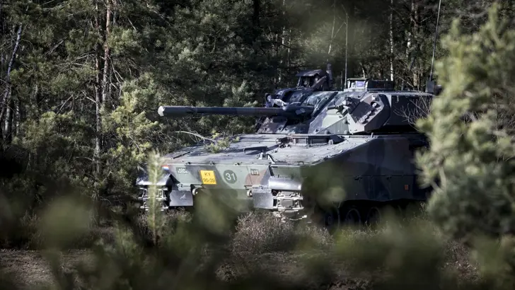Een CV90 van 43 Gemechaniseerde Brigade in een verdedigende opstelling tijdens oefening Peacock Supremacy op het Duitse oefenterrein Klietz (april 2018).