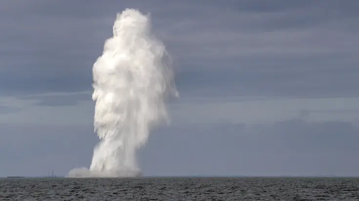 Ontploffing explosief op zee.