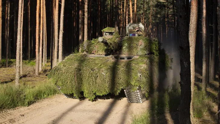 Een gecamoufleerde CV90 van 44 Pantserinfanteriebataljon, onderdeel van de enhanced Forward Presence, doet met internationale bondgenoten mee aan de oefening Saber Strike/Thunderstorm in Pabrade, Litouwen (juni 2018).
