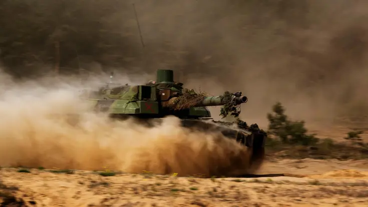 Rijdende CV-90 in stofwolk in Litouwen.